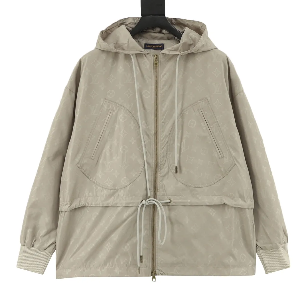 🅿️570 Louis Vuitton/Louis Vuitton All-over Printed Presbyopic Workwear Pocket Windbreaker Zipper Jacket Purchase the original version and have it printed immediately. The fabric is made of custom densely spun technical fabric that is light and thin, and the upper body is silky and breathable. Infrared positioning cutting, workwear-style windbreaker design, the upper body is invincible and versatile. All details are customized and developed, and all hardware and accessories are restored to ZP. Size：XS-L